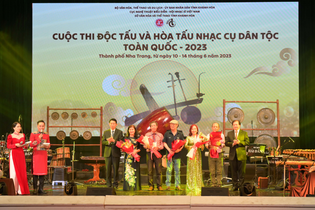 Organization committee offering flowers to the jury

