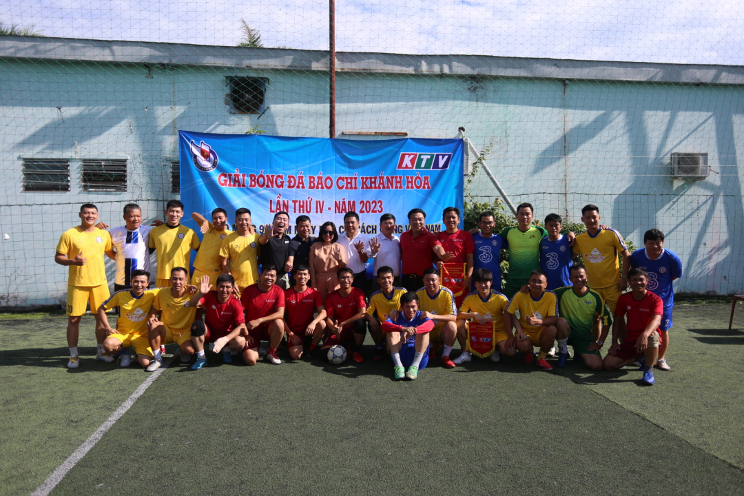 Teams posing for photo

