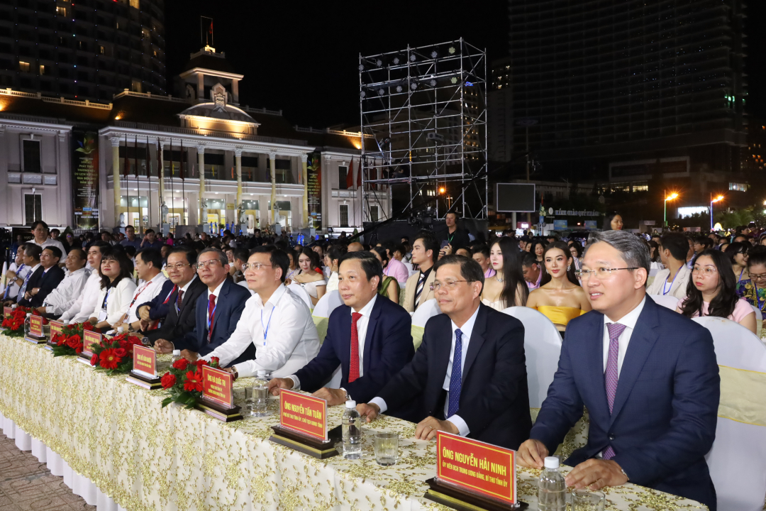 Leaders of Khanh Hoa Province are present at the concert

