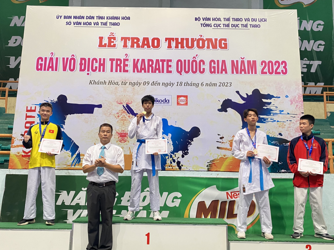 Khanh Hoa athlete Truong Anh Kiet wins gold medal at the 2023 national karate youth tournament

