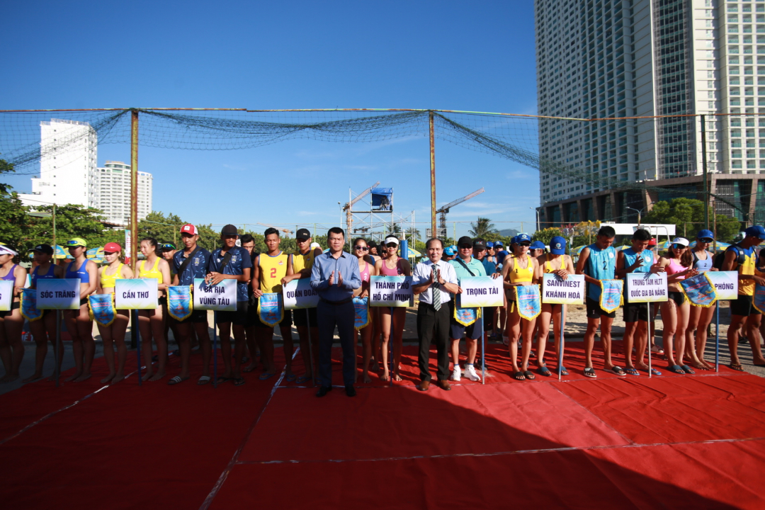 Organization committee giving souvenir flags to teams

