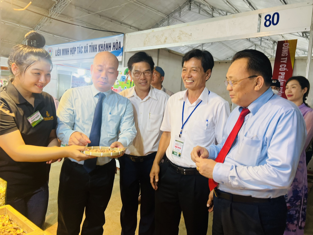 Le Huu Hoang and the representatives try cashew nuts of Binh Phuoc Province

