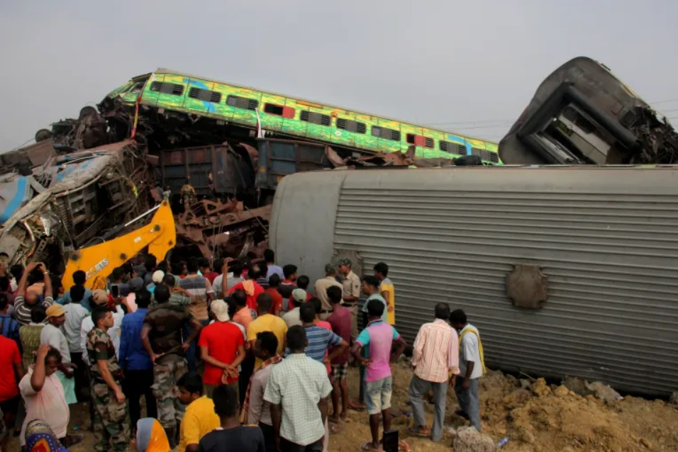 Lực lượng cứu hộ đang tiến hành tìm kiếm nạn nhân trong vụ tai nạn tàu hỏa ở Ấn Độ. Ảnh: AP

