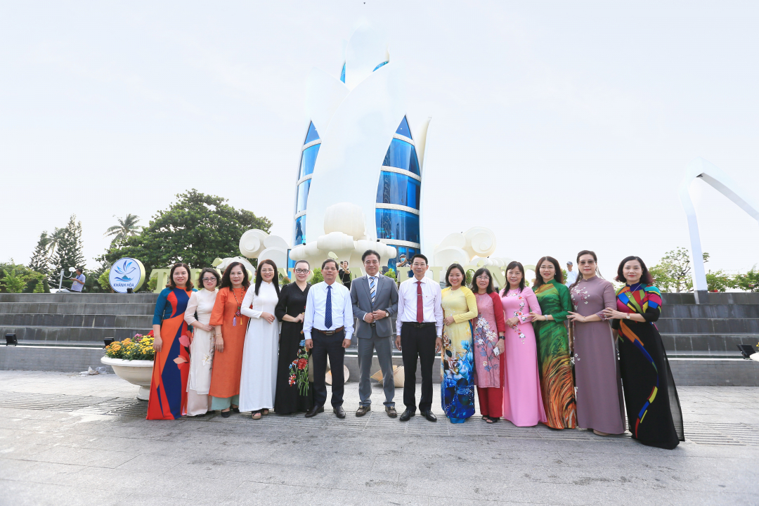 Khanh Hoa Province’s leadership posing for photo with female leadership of Party Newspaper agencies over the country

