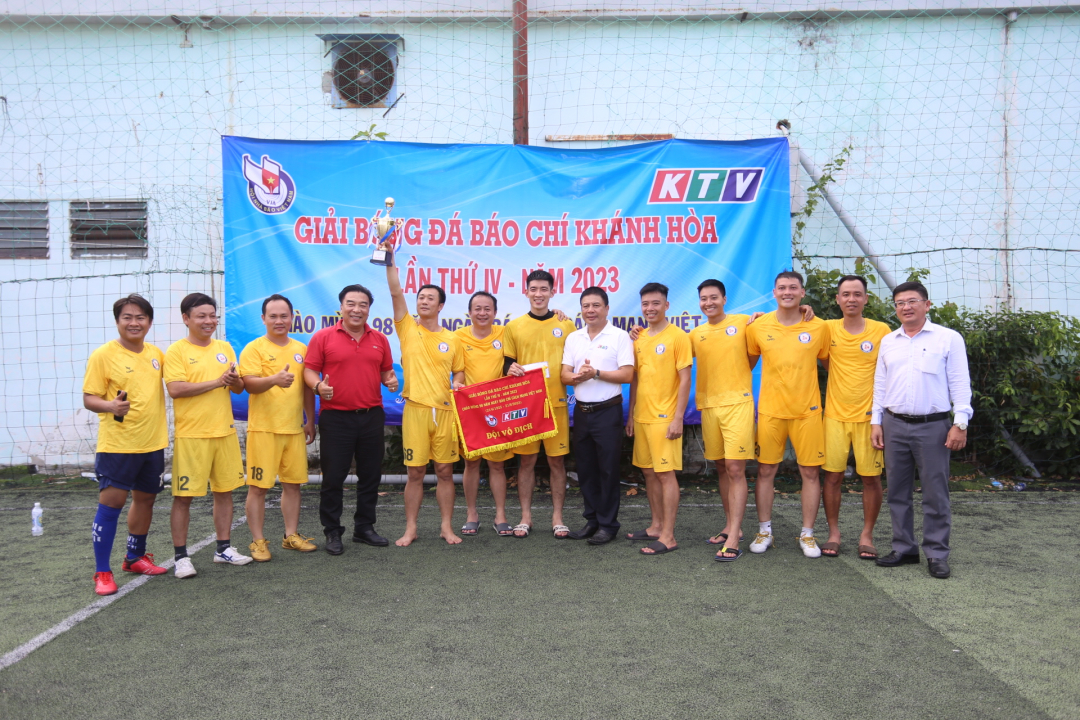 Alliance of the resident press agencies in Khanh Hoa win the tournament

