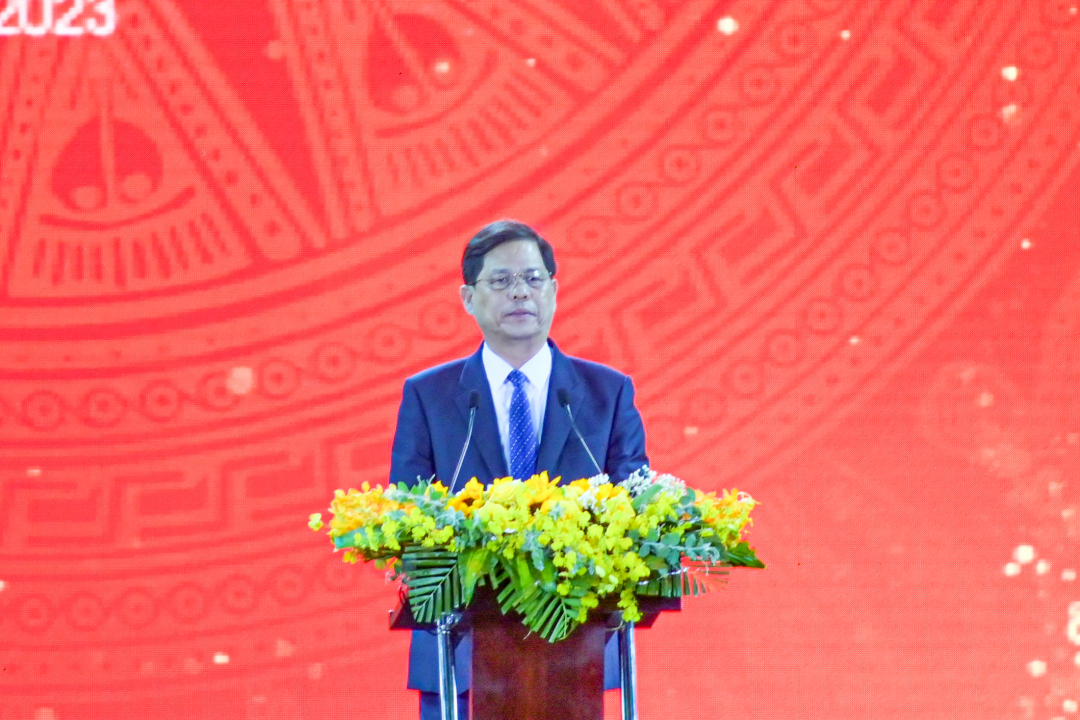 Nguyen Tan Tuan speaking at the concert

