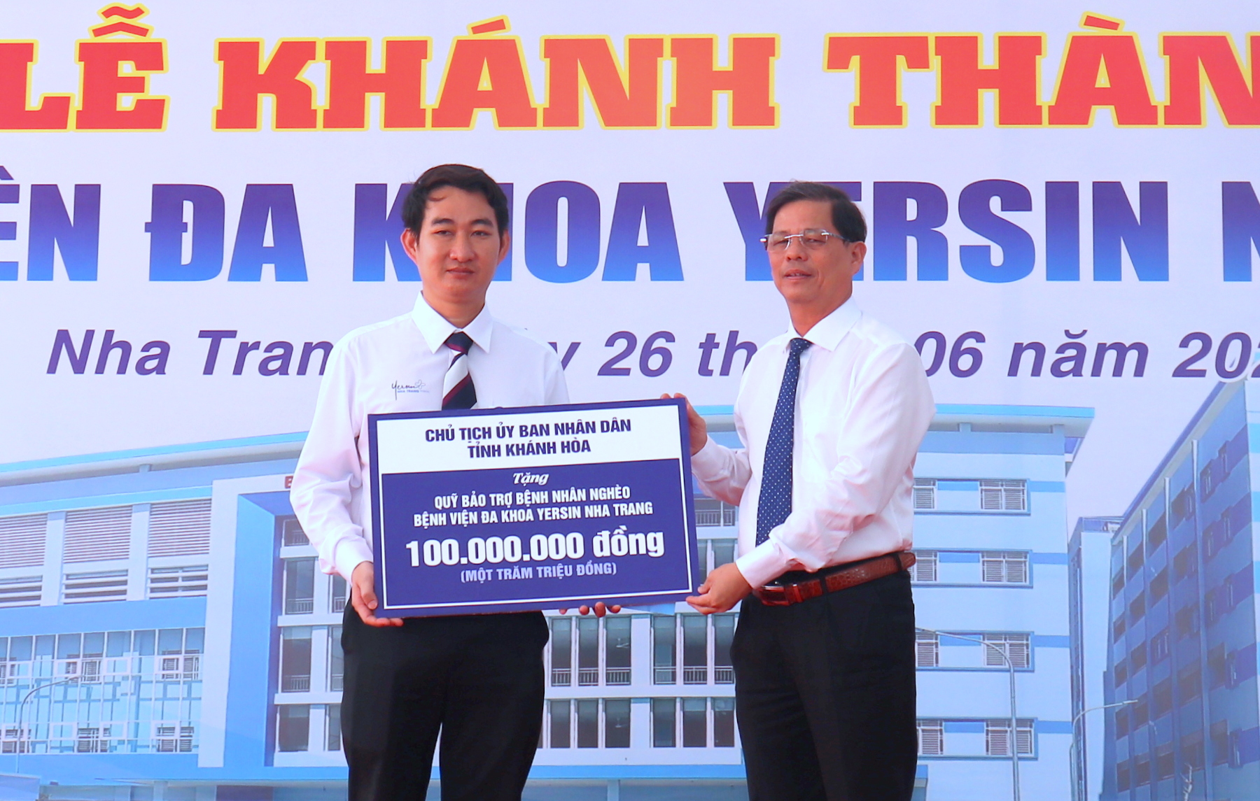 Đồng chí Nguyễn Tấn Tuân tặng 100 triệu đồng cho Quỹ Bảo trợ Bệnh nhân nghèo của bệnh viện.