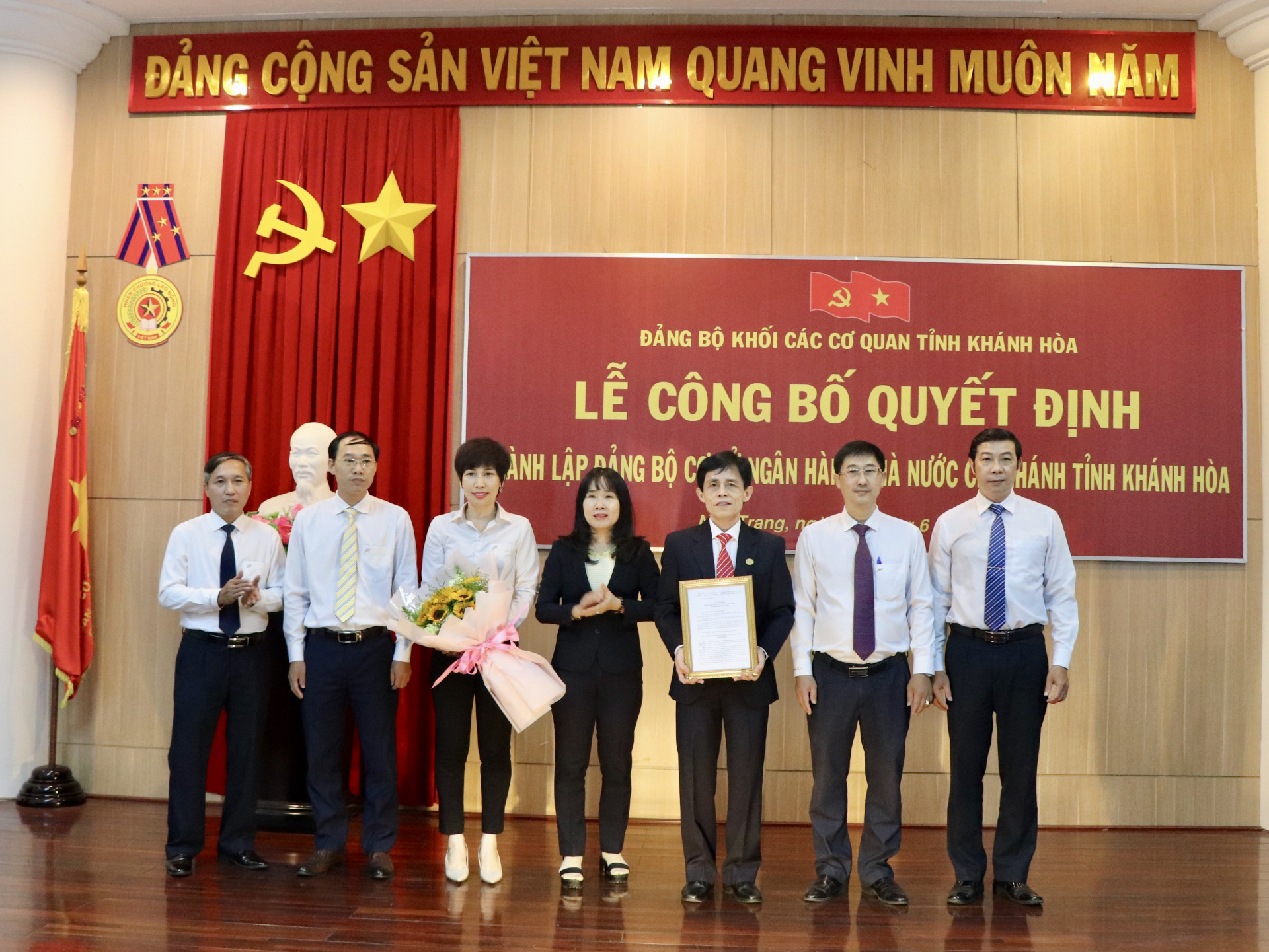 Lãnh đạo Đảng ủy Khối các cơ quan tỉnh trao quyết định thành lập Đảng bộ cơ sở Ngân hàng Nhà nước Chi nhánh tỉnh Khánh Hoà.