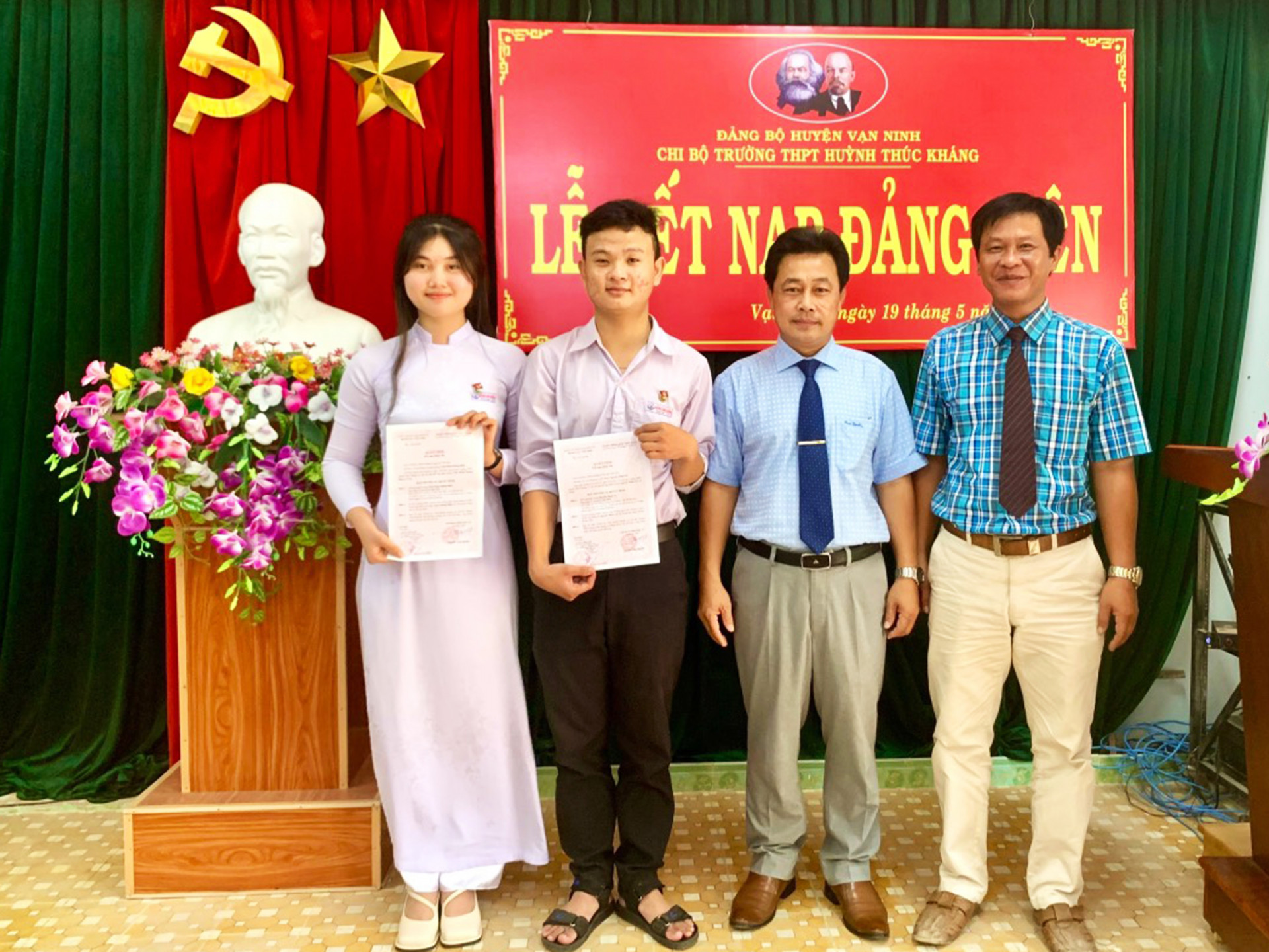 Chi bộ Trường THPT Huỳnh Thúc Kháng trao quyết định kết nạp đảng viên cho 2 học sinh Trần Phạm Hoàng Điệp và Nguyễn Minh Trí.