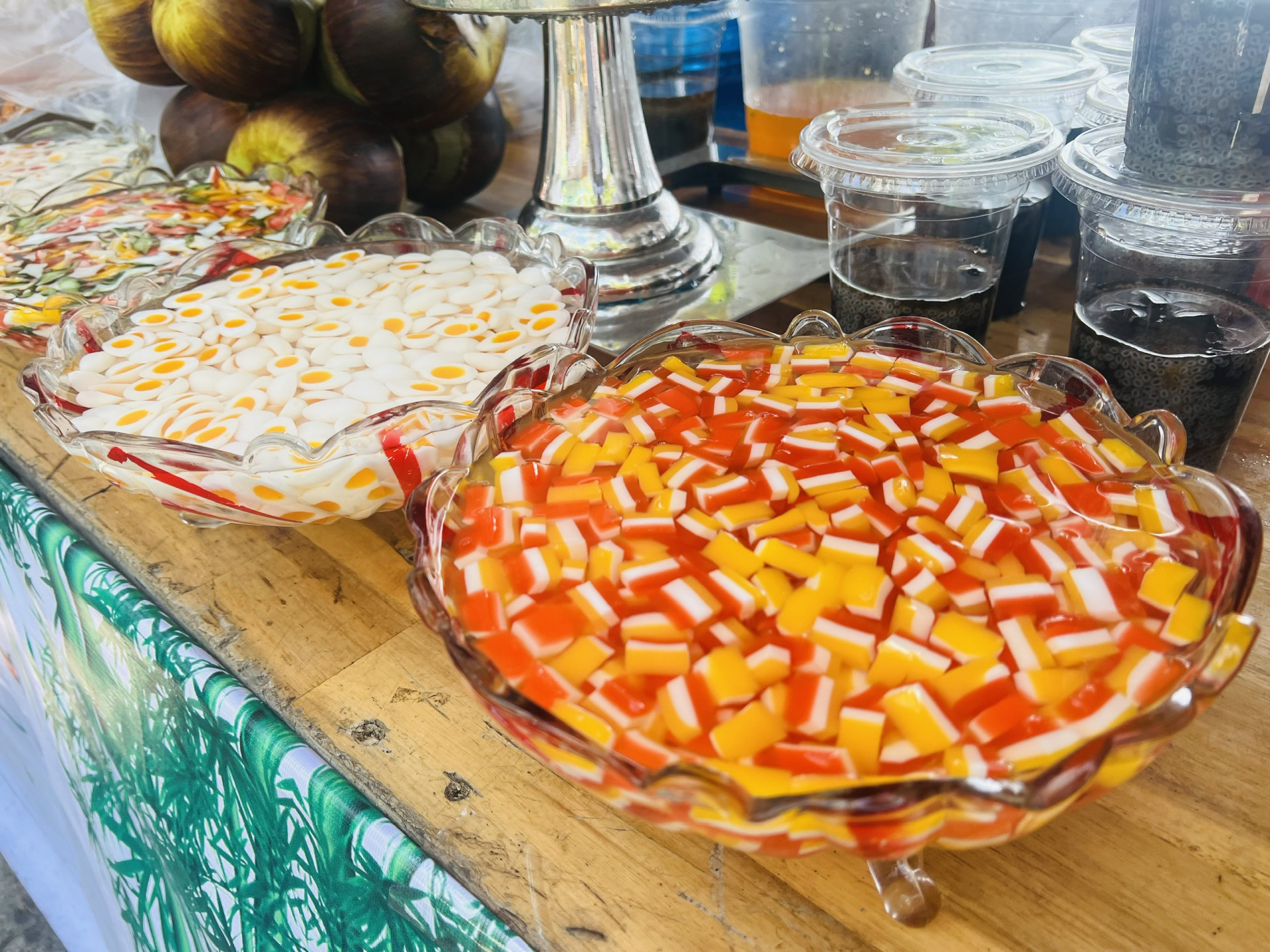 Những tô chè trái cây đầy màu sắc luôn kích thích vị giác của khách