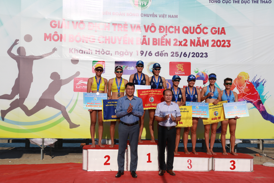 Organization committee giving medals to female athletes

