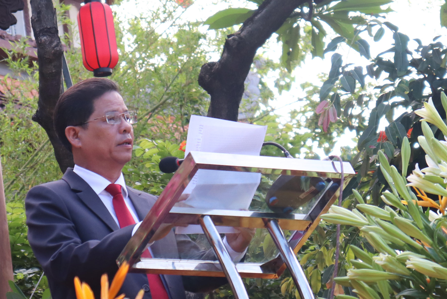 Đồng chí  Nguyễn Tấn Tuân - Phó Bí Thư tỉnh ủy, Chủ tịch UBND tỉnh phát biểu tại buổi lễ,