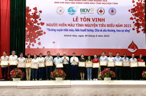 Tôn vinh 586 gia đình, cá nhân tham gia hiến máu tình nguyện