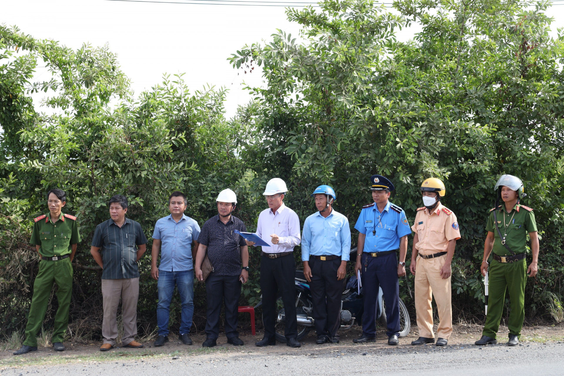 Lãnh đạo Văn phòng Quản lý đường bộ III.3 đọc quyết định rào thu hẹp đường ngang đấu nối trái phép vào Quốc lộ 26B.