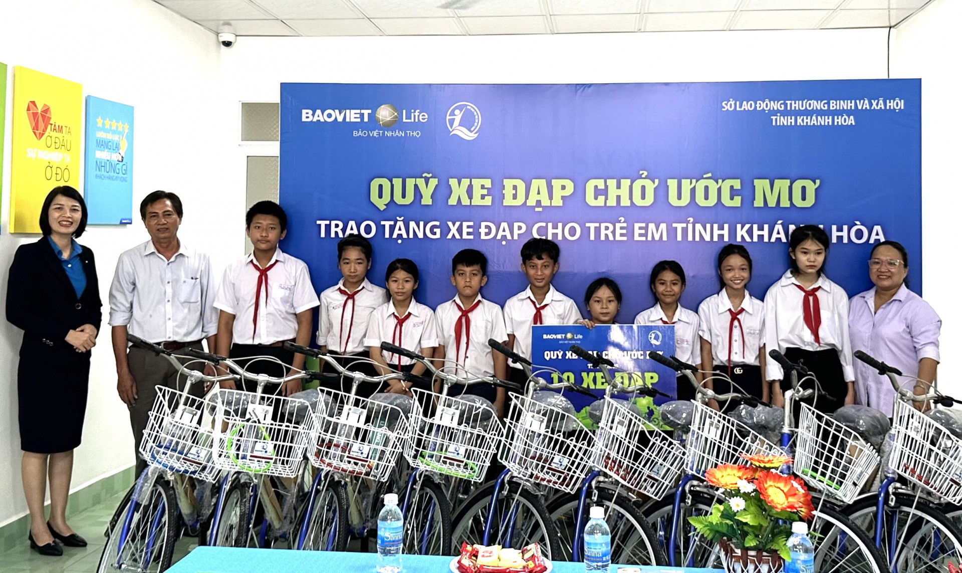 Đại diện các đơn vị trao tặng xe đạp cho học sinh nghèo hiếu học huyện Vạn Ninh.