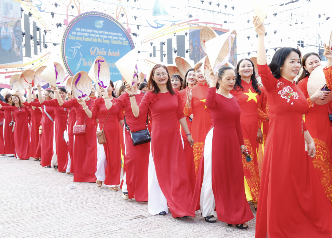 Khanh Hoa Province’s leadership parading

