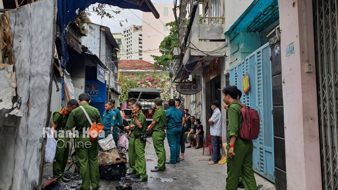 Công an phong tỏa con hẻm để tiến hành các hoạt động điều tra.