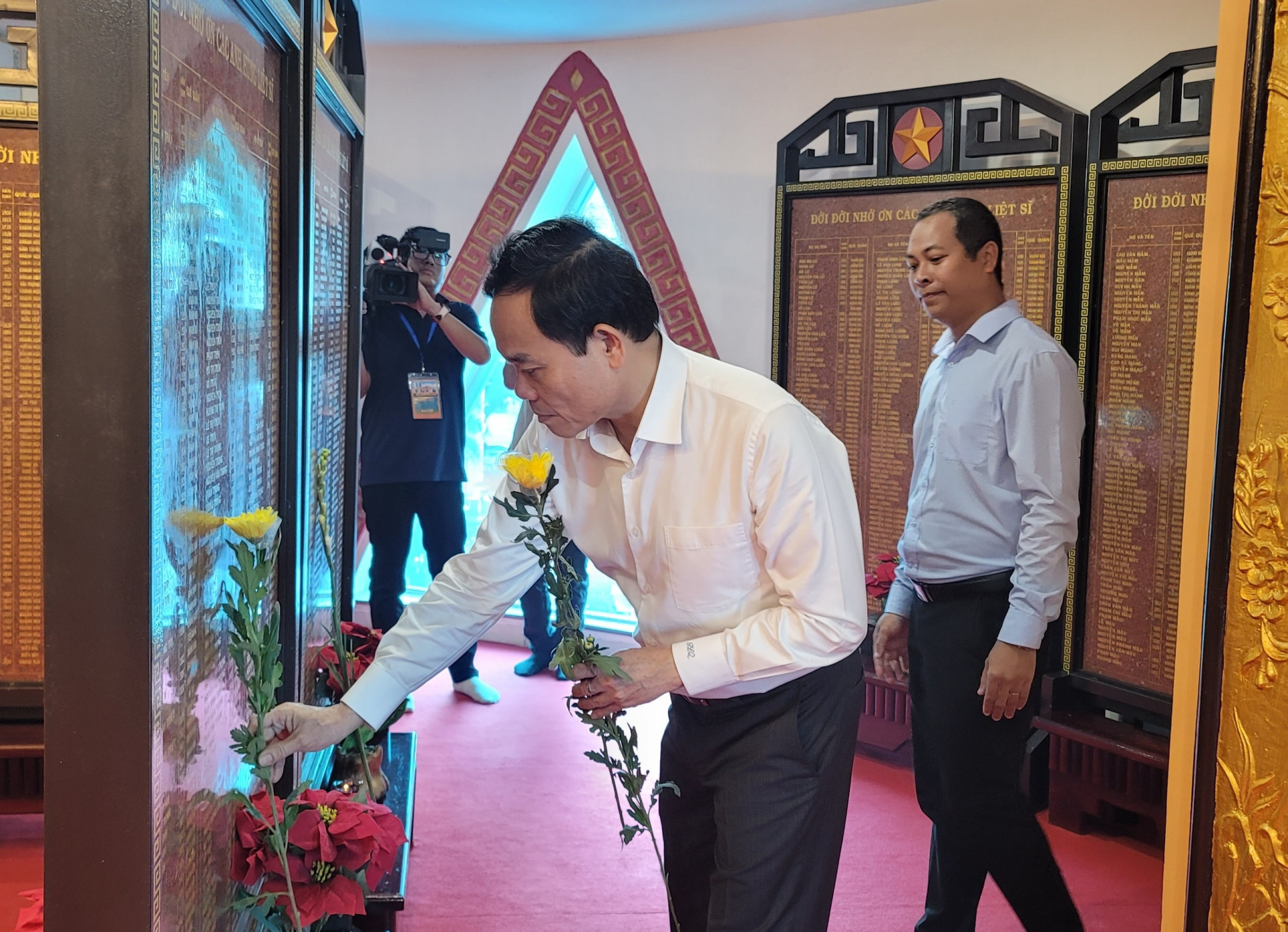 Đồng chí Trần Lưu Quang đặt hoa viếng các anh hùng liệt sỹ tại điện thờ tháp Trầm Hương.