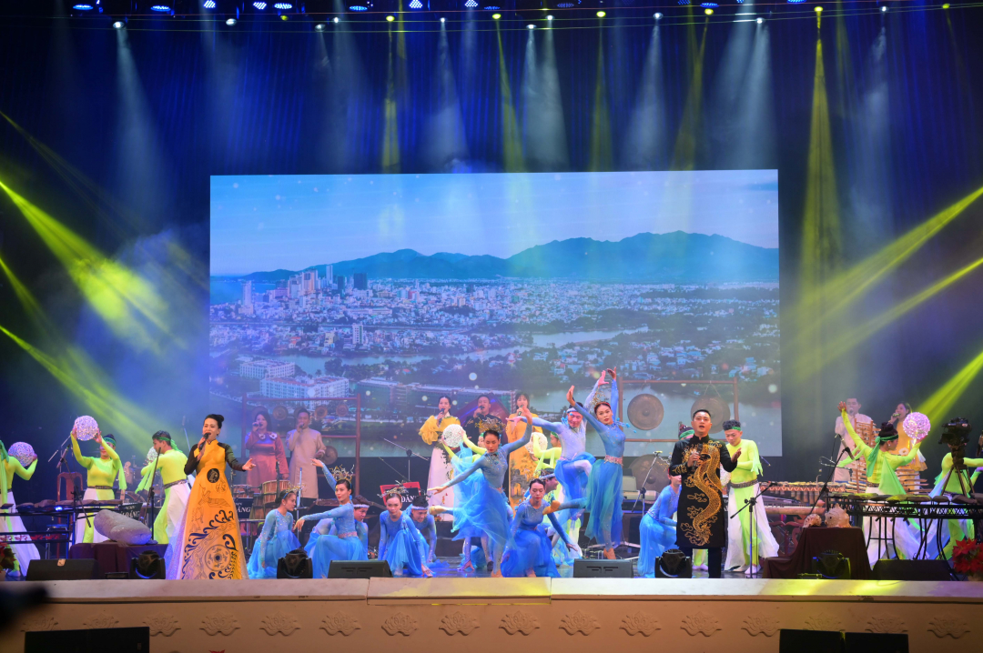 Opening performance of Hai Dang Song and Dance Troupe
