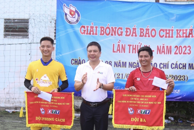 Khanh Hoa Newspaper and Vuon Cau Restaurant achieved third prize and fair play prize, respectively

