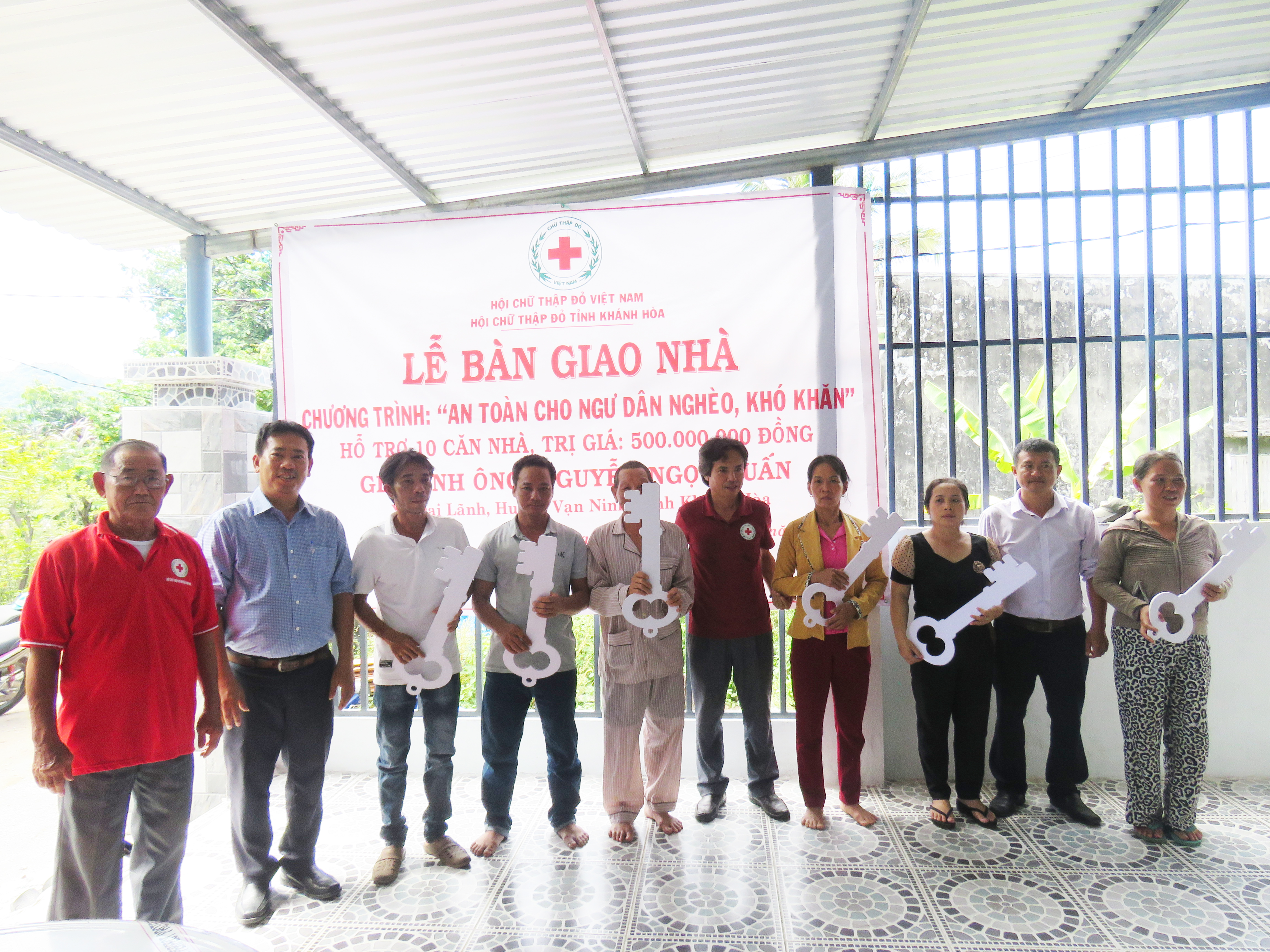 Bàn giao 10 căn nhà cho ngư dân nghèo tại Vạn Ninh