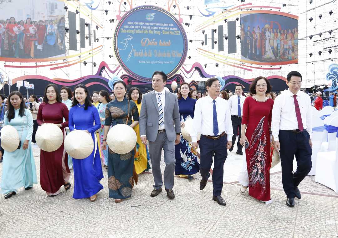 Khanh Hoa Province’s leadership parading
