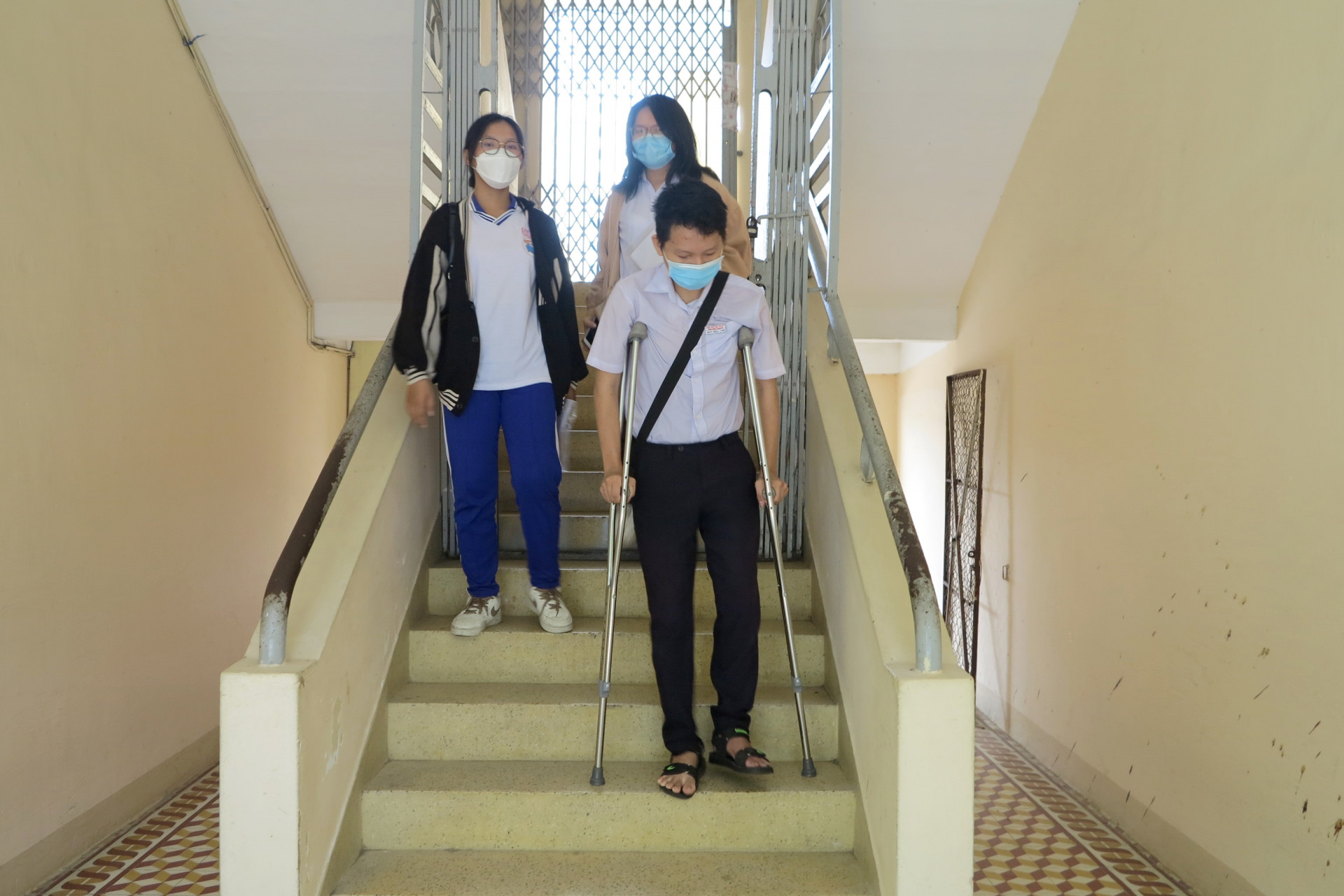 Một học sinh của Trung tâm Giáo dục thường xuyên và hướng nghiệp Nha Trang bị tai nạn gãy chân 1 tháng trước khi thi. 