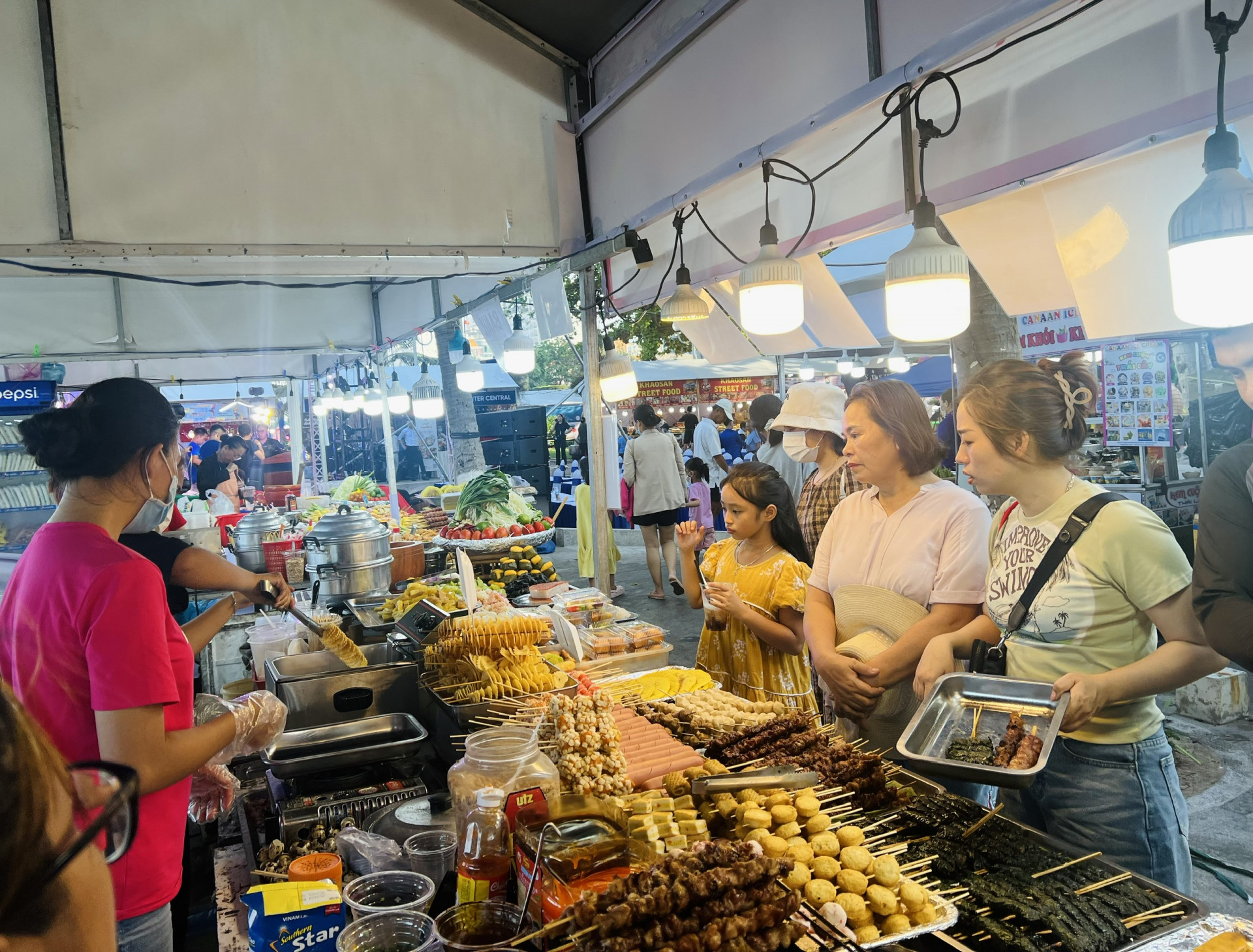 Du khách thưởng thức món ăn đường phố tại Lễ hội ẩm thực Festival Biển Nha Trang - Khánh Hòa 2023