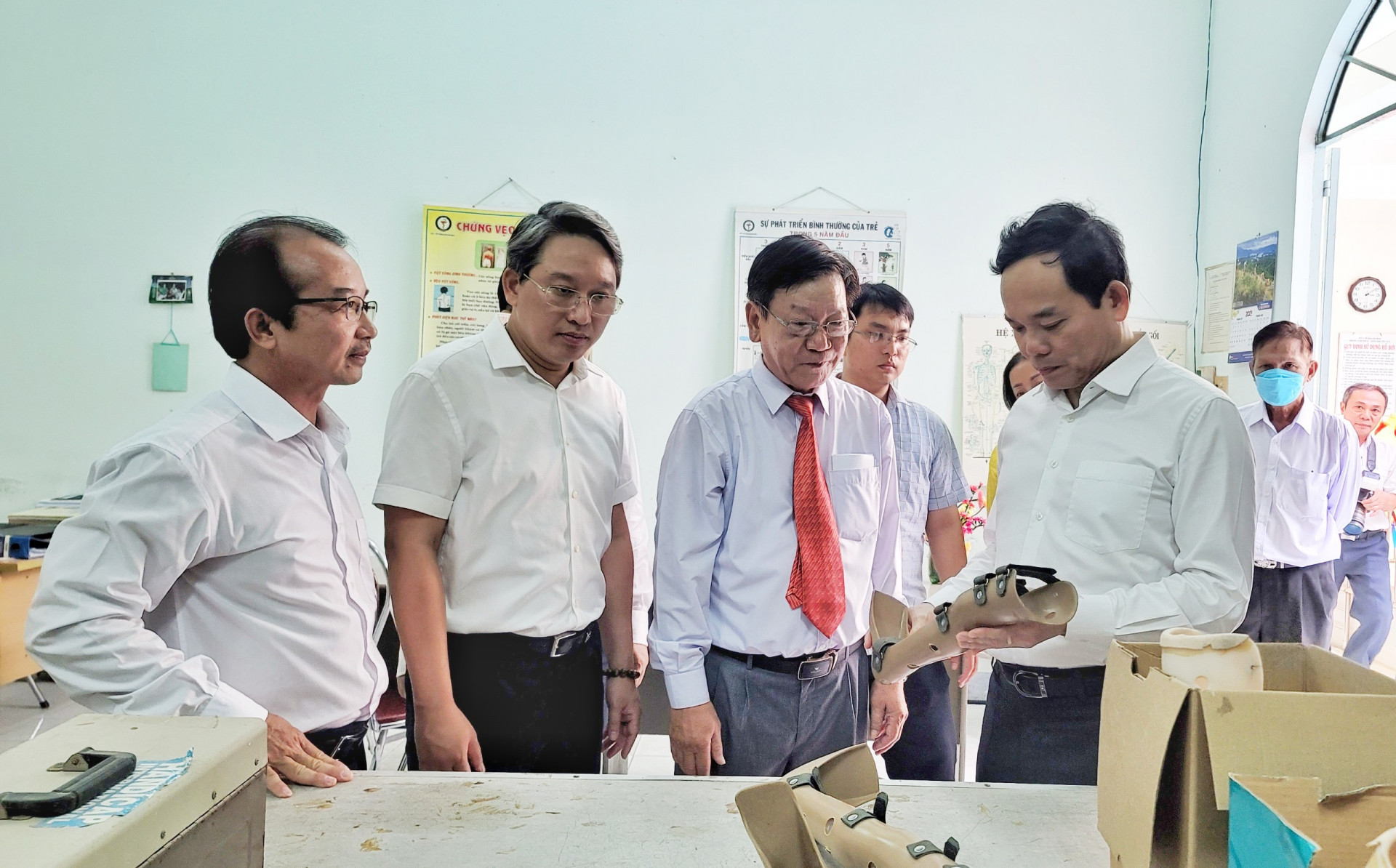 Đồng chí Trần Lưu Quang cùng lãnh đạo tỉnh thăm phòng chức năng của Trung tâm Phục hồi chức năng - giáo  dục  trẻ em  khuyết  tật tỉnh.
