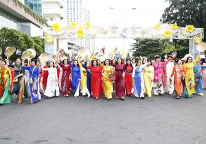 Hơn 6.000 tà áo dài tô thắm phố biển Nha Trang