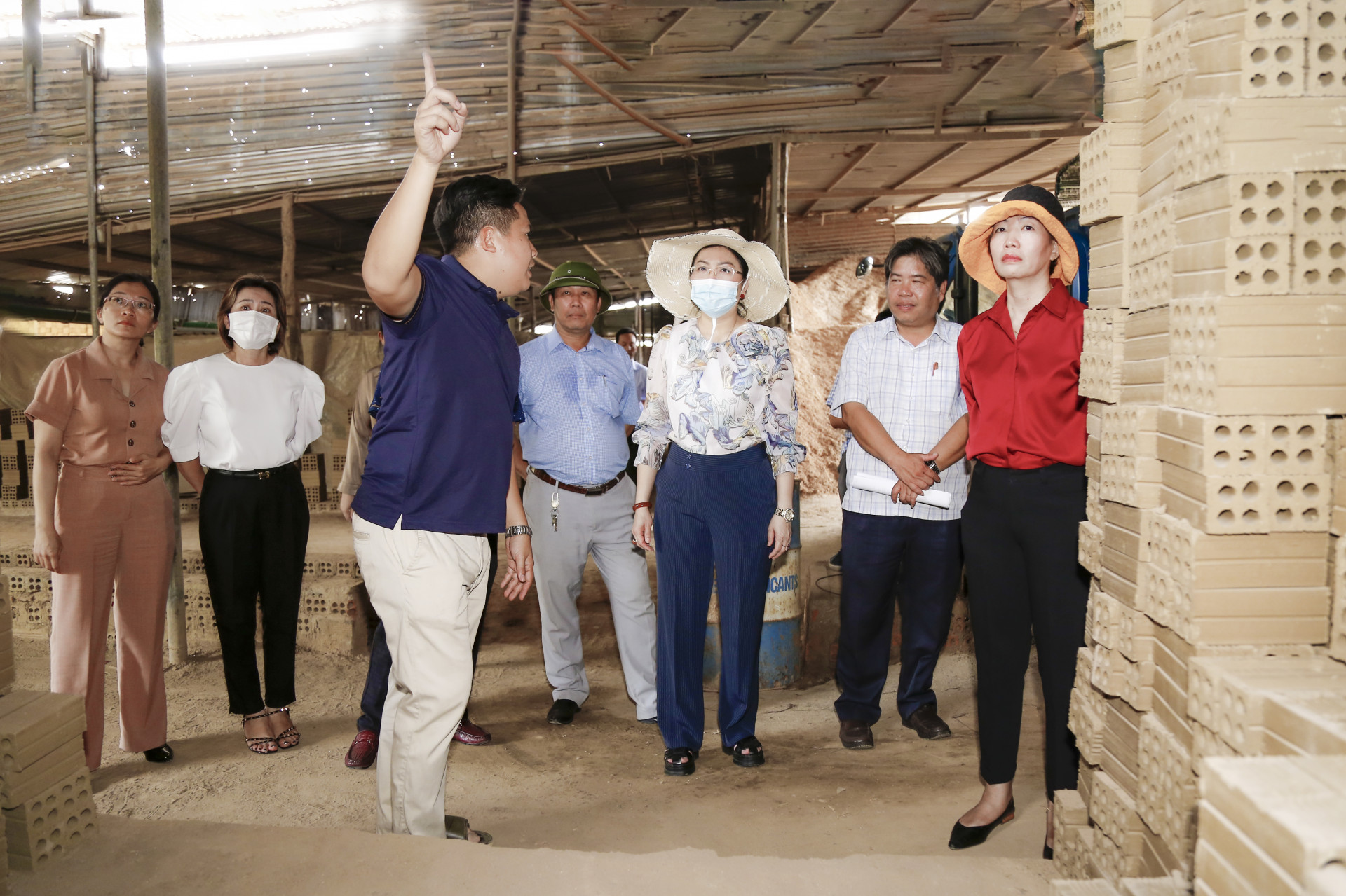 Đoàn công tác khảo sát tại cơ sở sản xuất gạch ngói ở Ninh Xuân