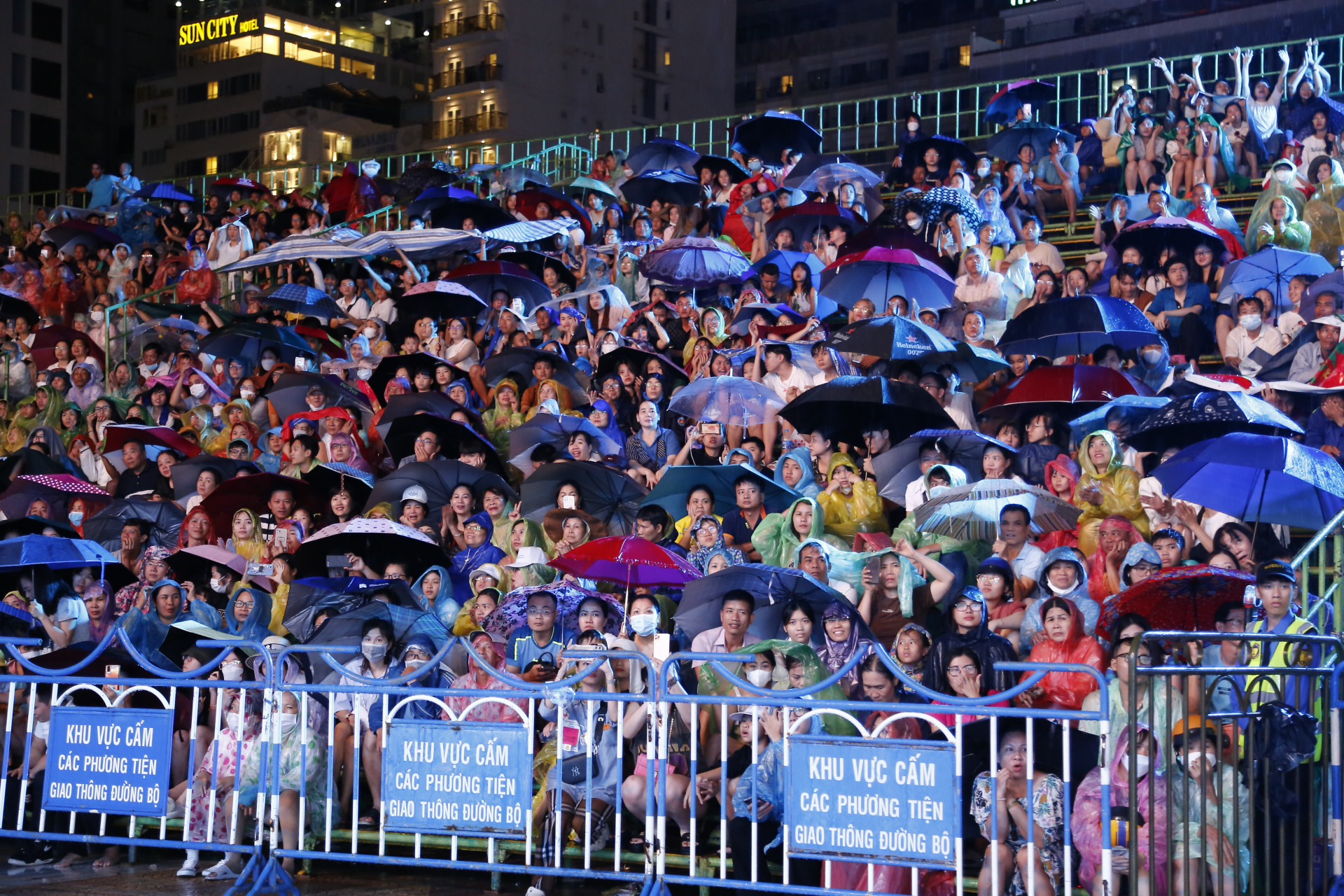 Dù trời mưa nặng hạt, nhưng đông đảo khán giả vẫn đến xem và cổ vũ cho các nghệ sĩ. 