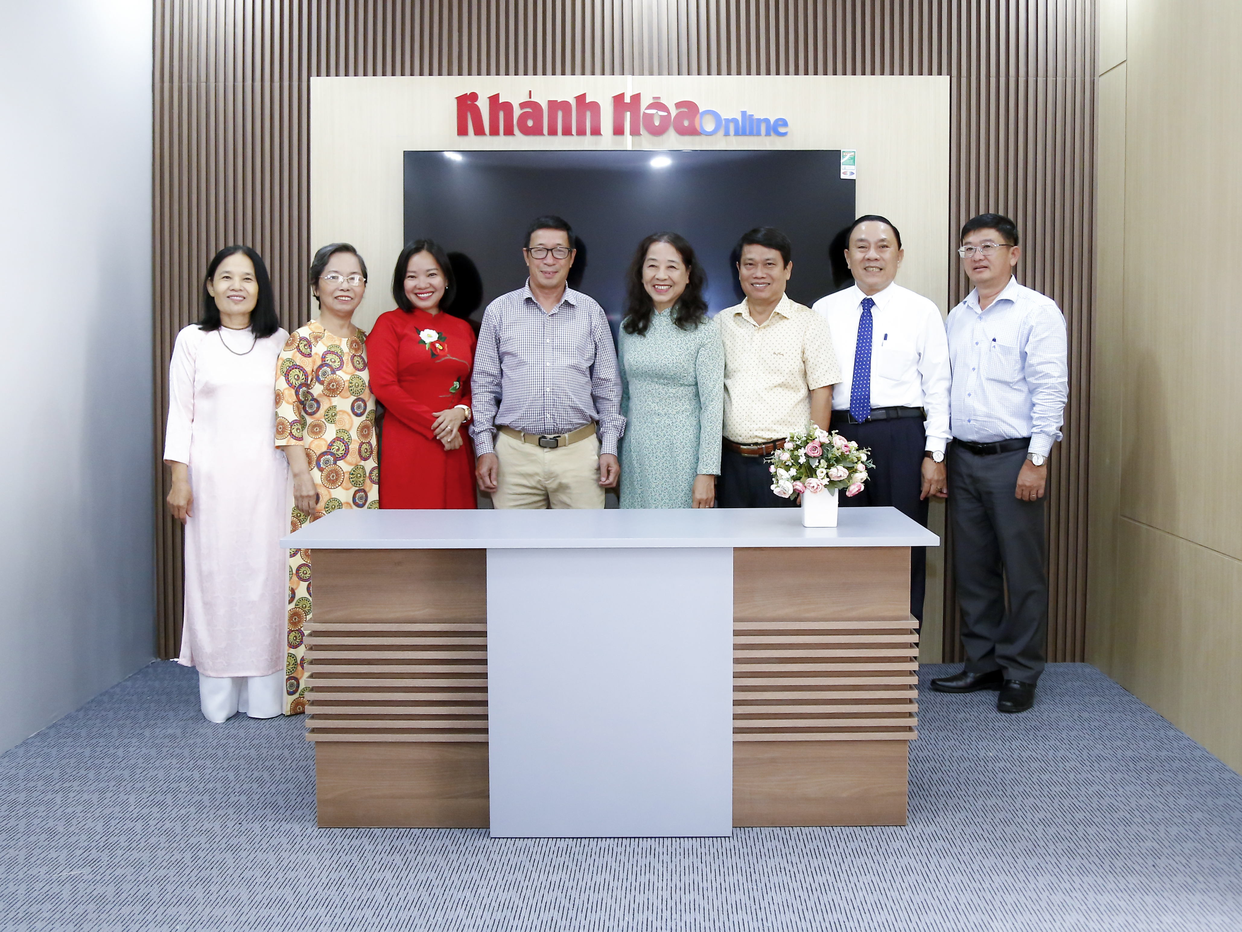 Báo Khánh Hòa gặp mặt nguyên lãnh đạo Báo và ra mắt studio Khánh Hòa Online