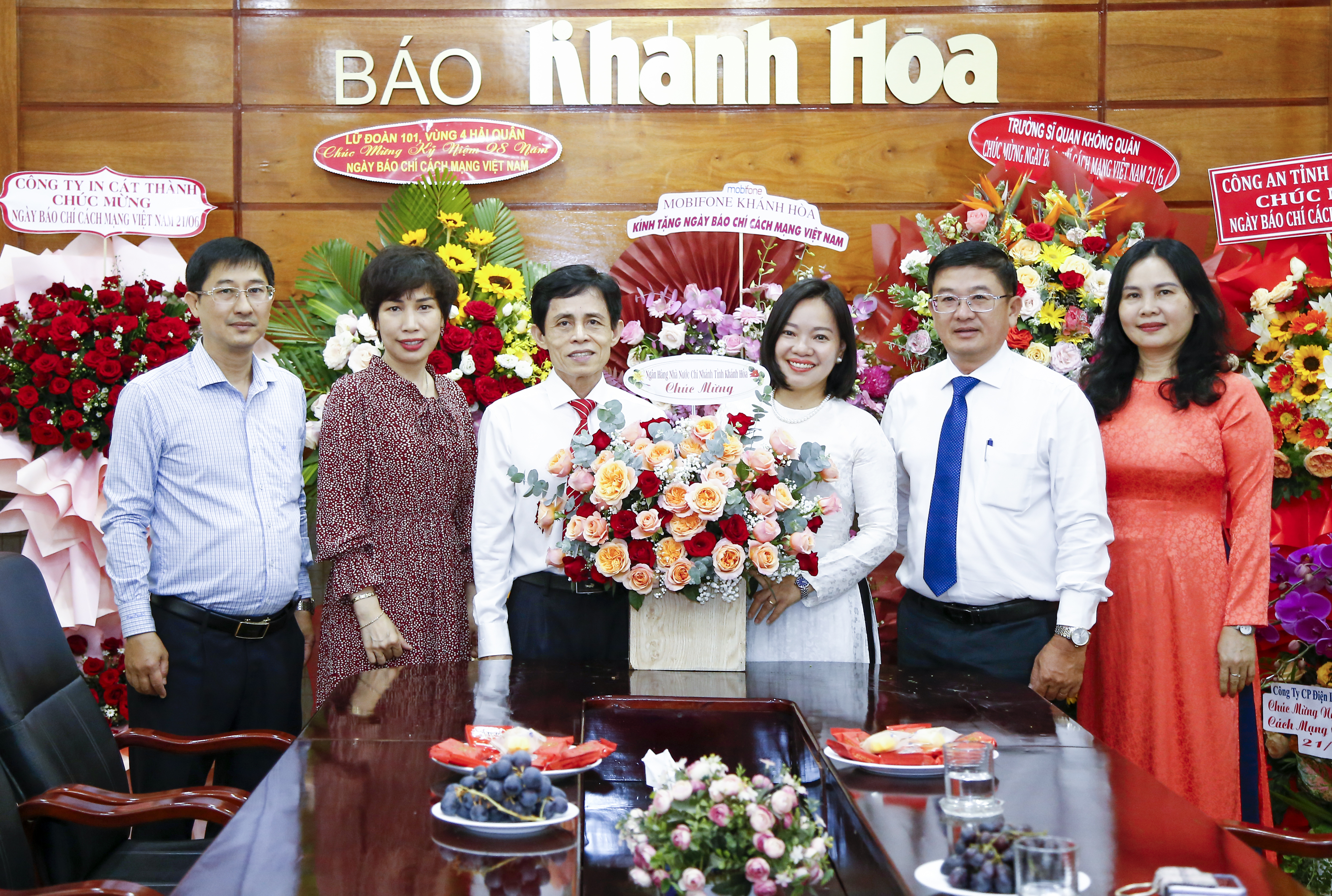Nhiều cơ quan, đơn vị tặng hoa, chúc mừng Báo Khánh Hòa nhân dịp 21-6
