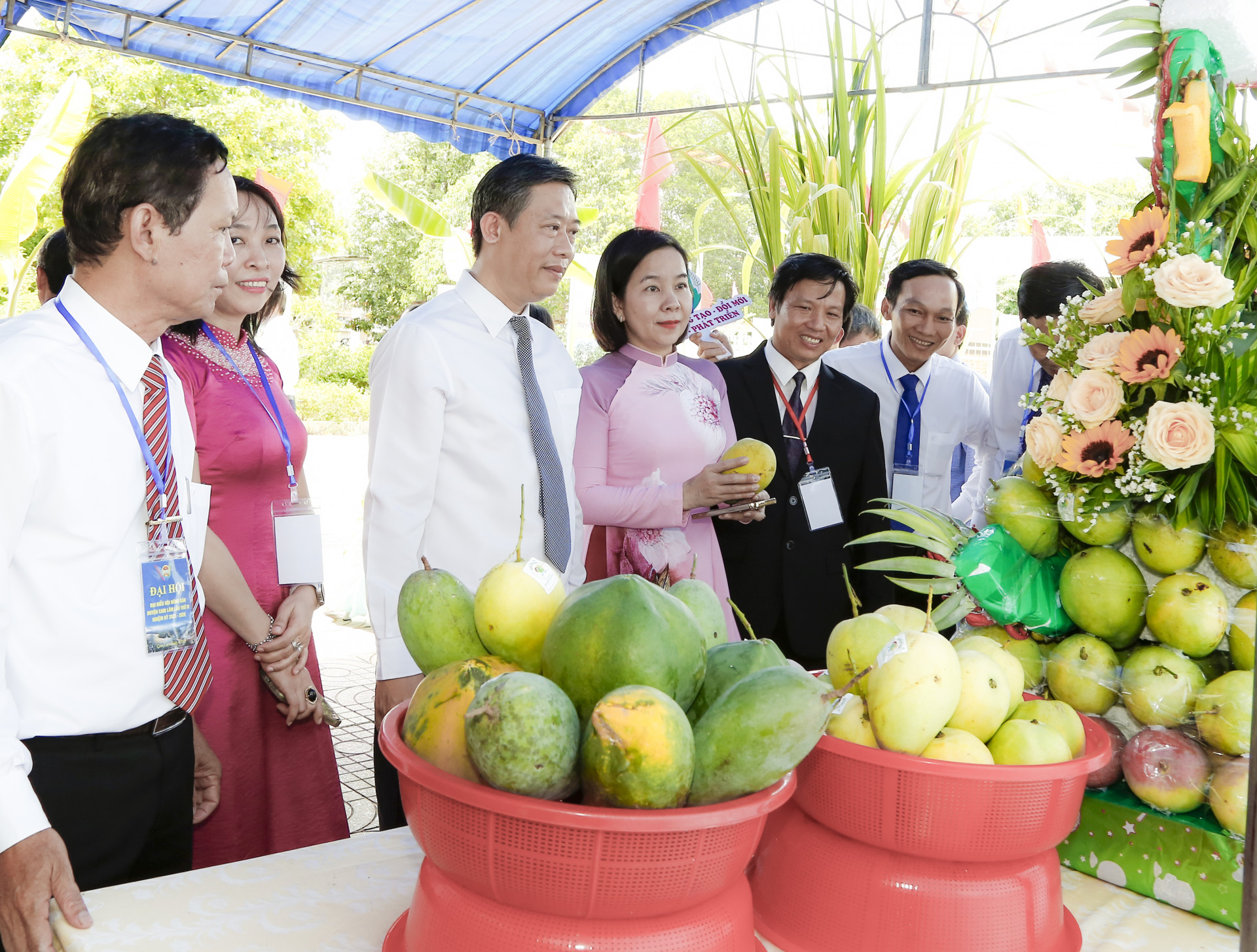 Các đại biểu tham quan gian hàng trưng bày nông sản đặc trưng do hội viên, nông dân Cam Lâm làm ra.