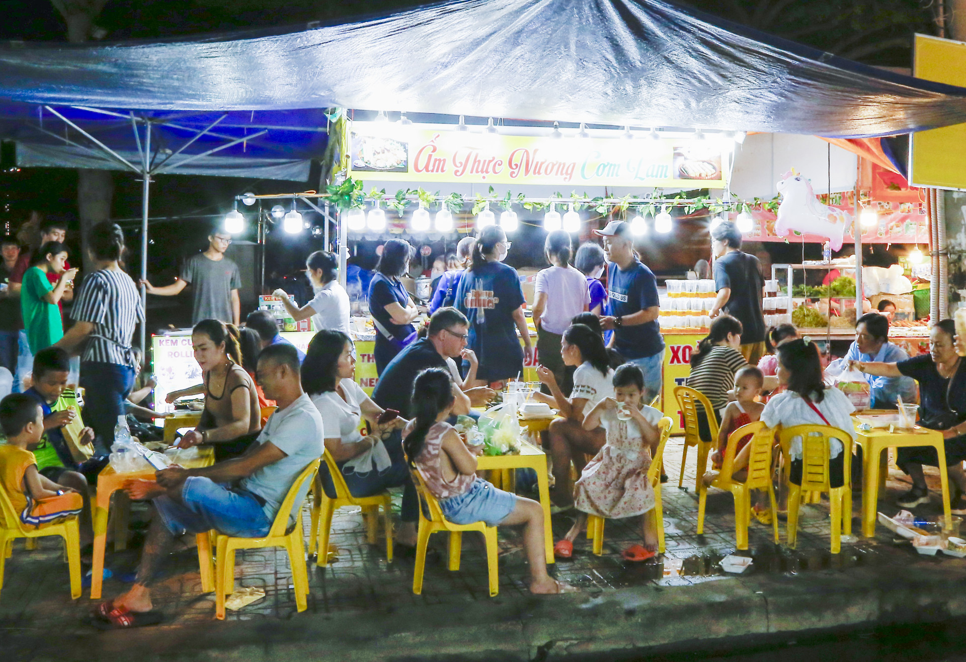 Giang hàng ẩm thực luôn đông đúc