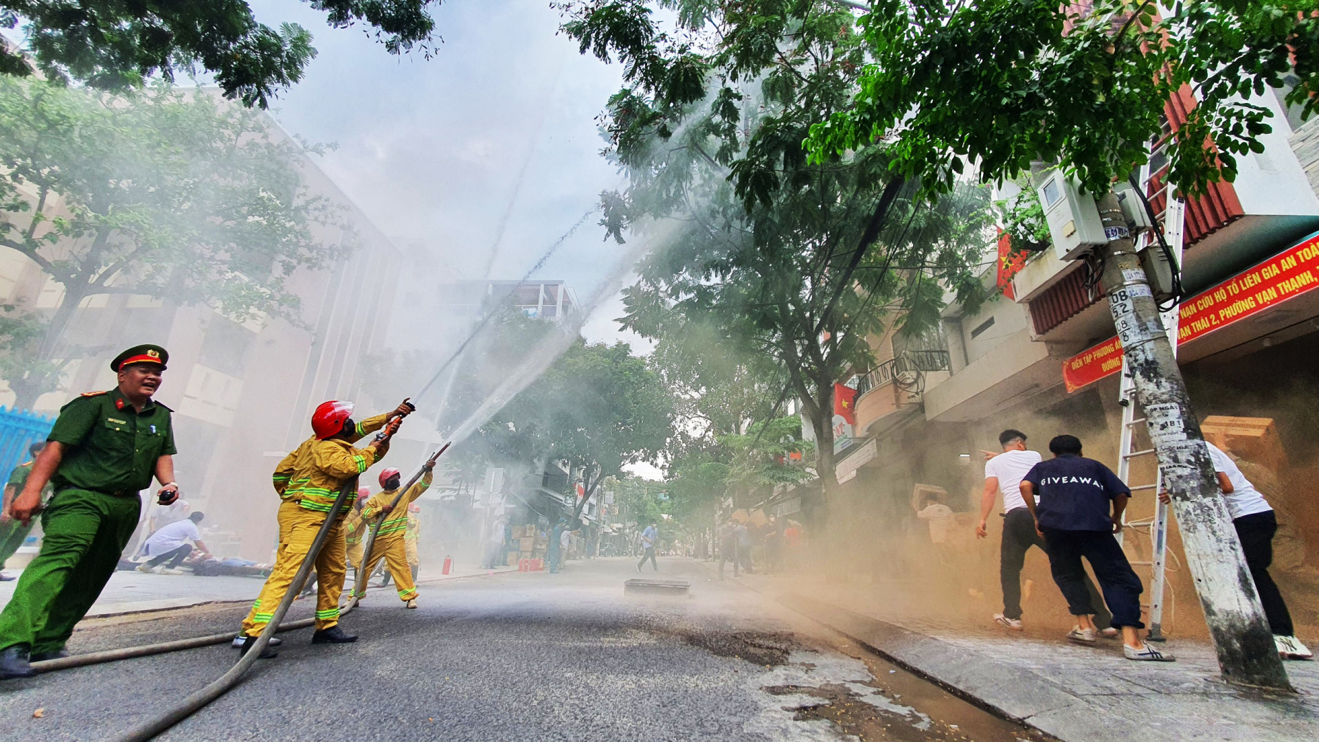 Lực lượng tại chỗ khẩn trương dập lửa