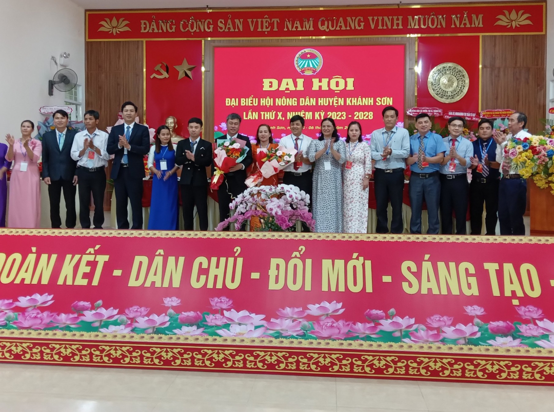 Ban Chấp hành Hội Nông dân huyện Khánh Sơn khóa X ra mắt đại hội.
