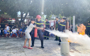 60 học sinh tham gia trại hè Em là chiến sĩ Cảnh sát phòng cháy chữa cháy tương lai