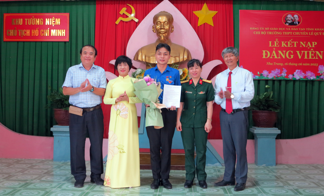 Sở Giáo dục và Đào tạo tổ chức kết nạp đảng viên mới tại "địa chỉ đỏ"