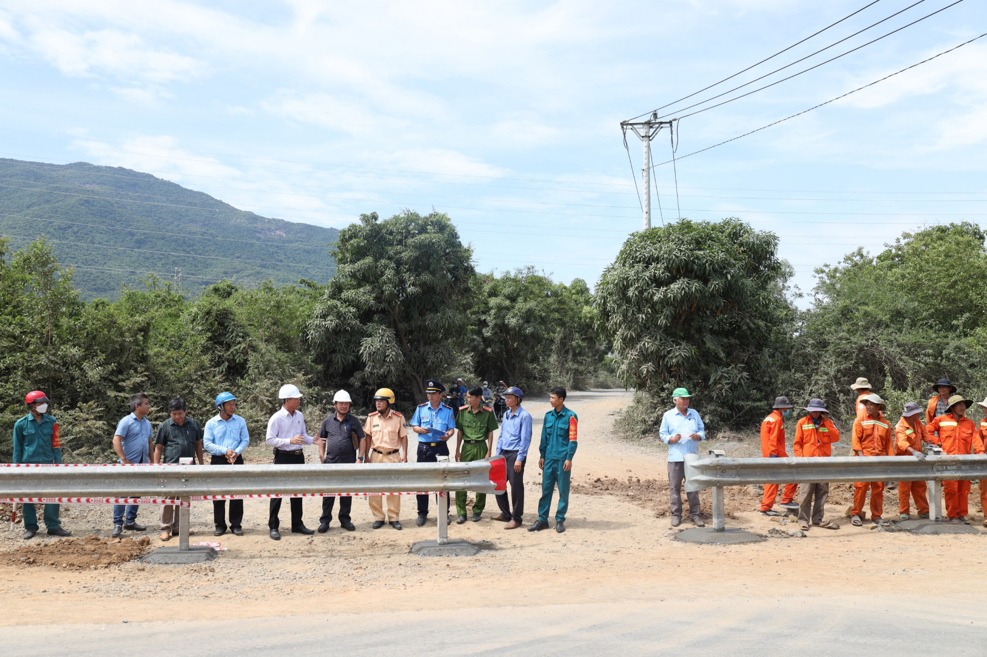 Đường ngang trái phép đấu nối vào Quốc lộ 26B được rào thu hẹp, bảo đảm an toàn giao thông.