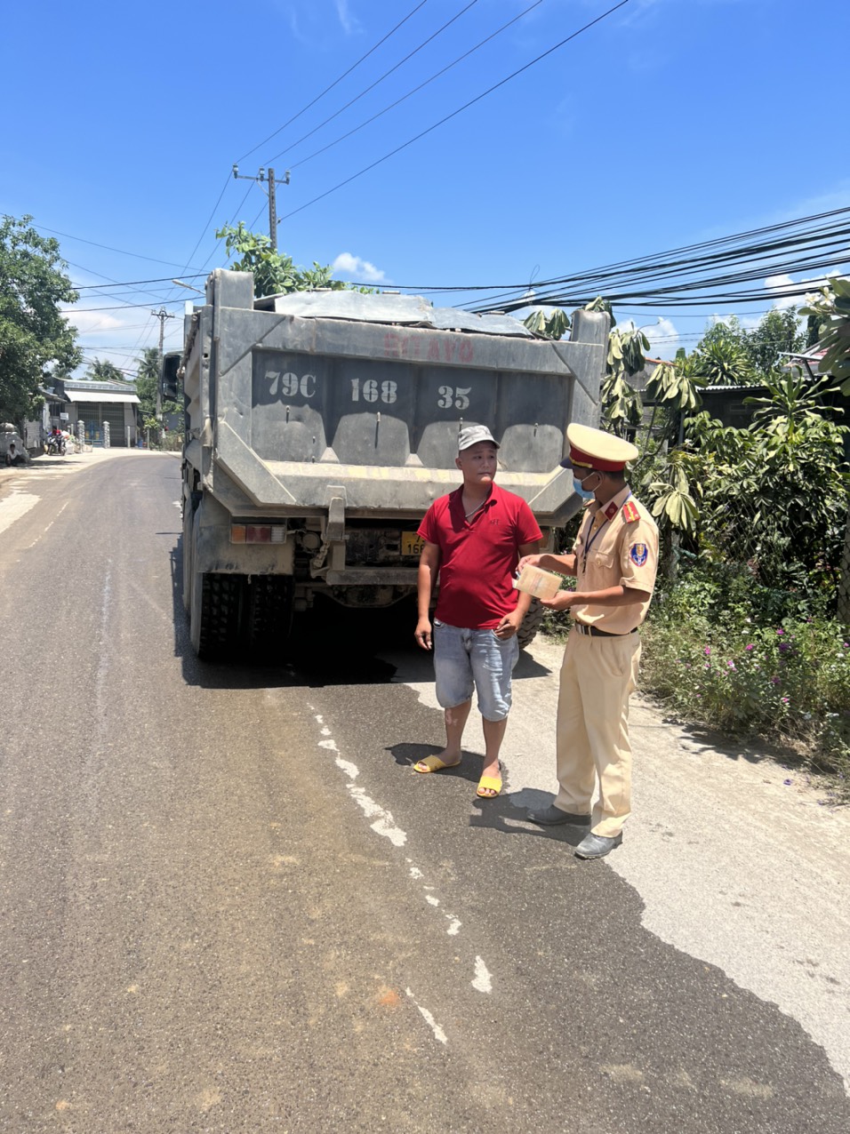 Lực lượng cảnh sát giao thông kiểm tra giấy tờ và xe chở đất đá lưu thông trên đường Huỳnh Thúc Kháng (Vạn Ninh).
