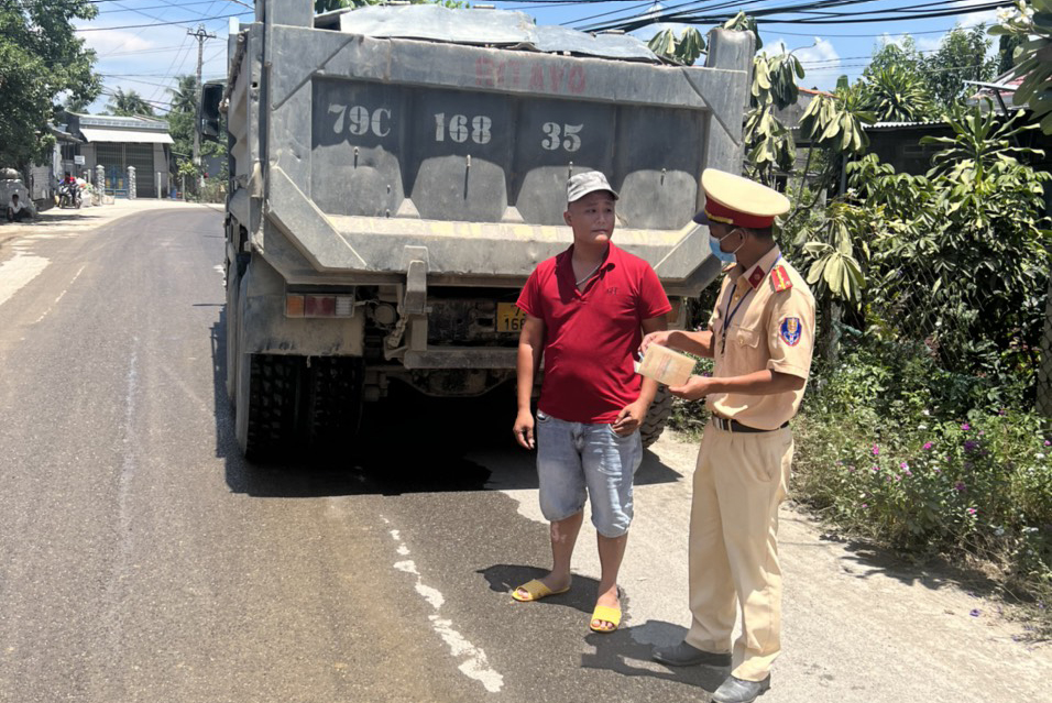 Phòng Cảnh sát giao thông Công an tỉnh Khánh Hòa:: Xử phạt 10 trường hợp chở quá tải trọng cho phép
