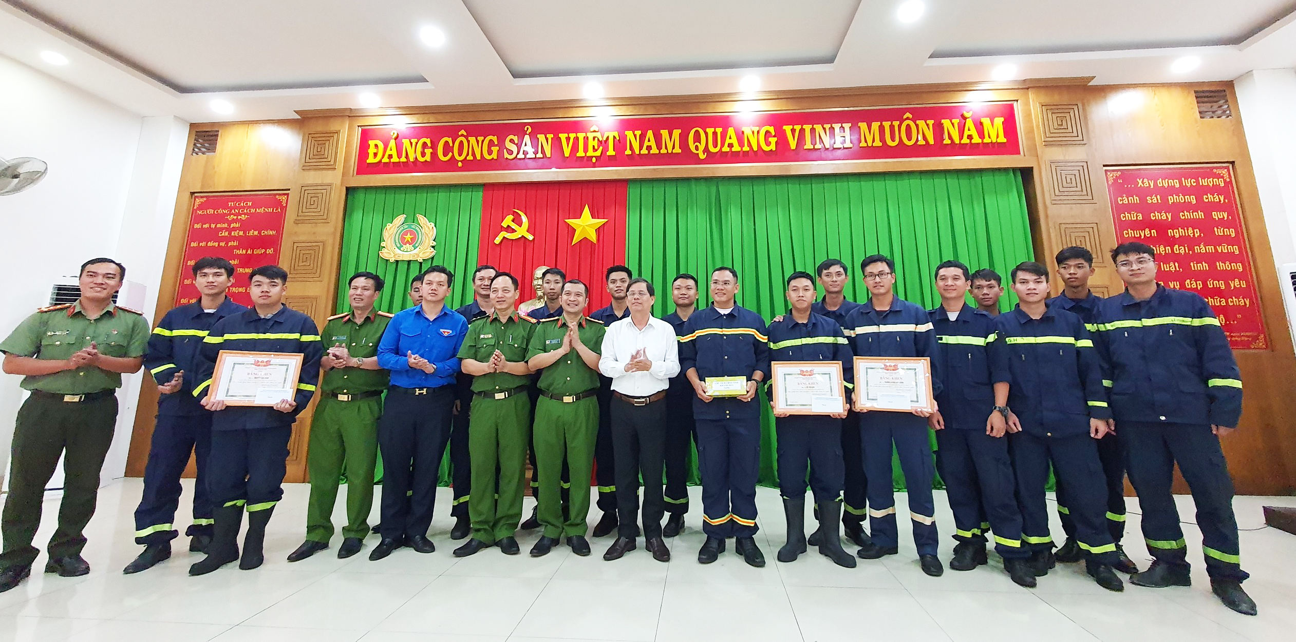 Chủ tịch tỉnh Khánh Hòa thăm, động viên cán bộ chiến sĩ tham gia chữa cháy, cứu người