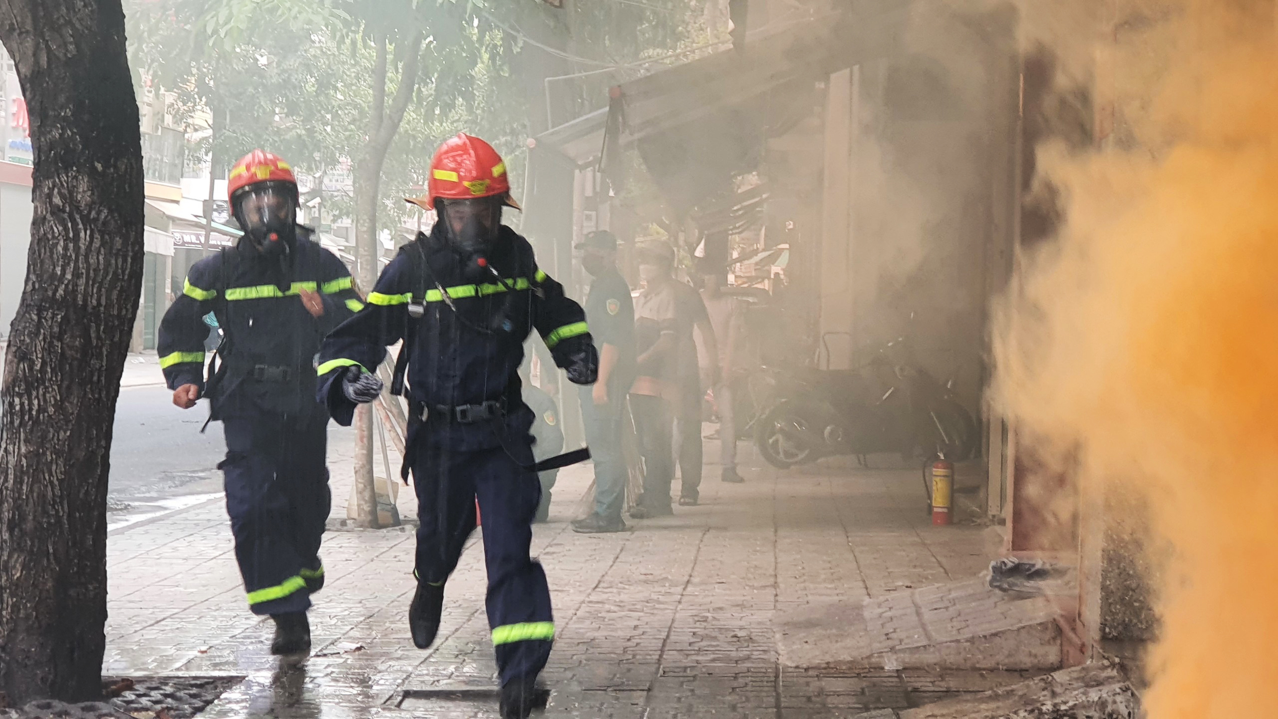 Nha Trang diễn tập phòng cháy, chữa cháy trong khu dân cư