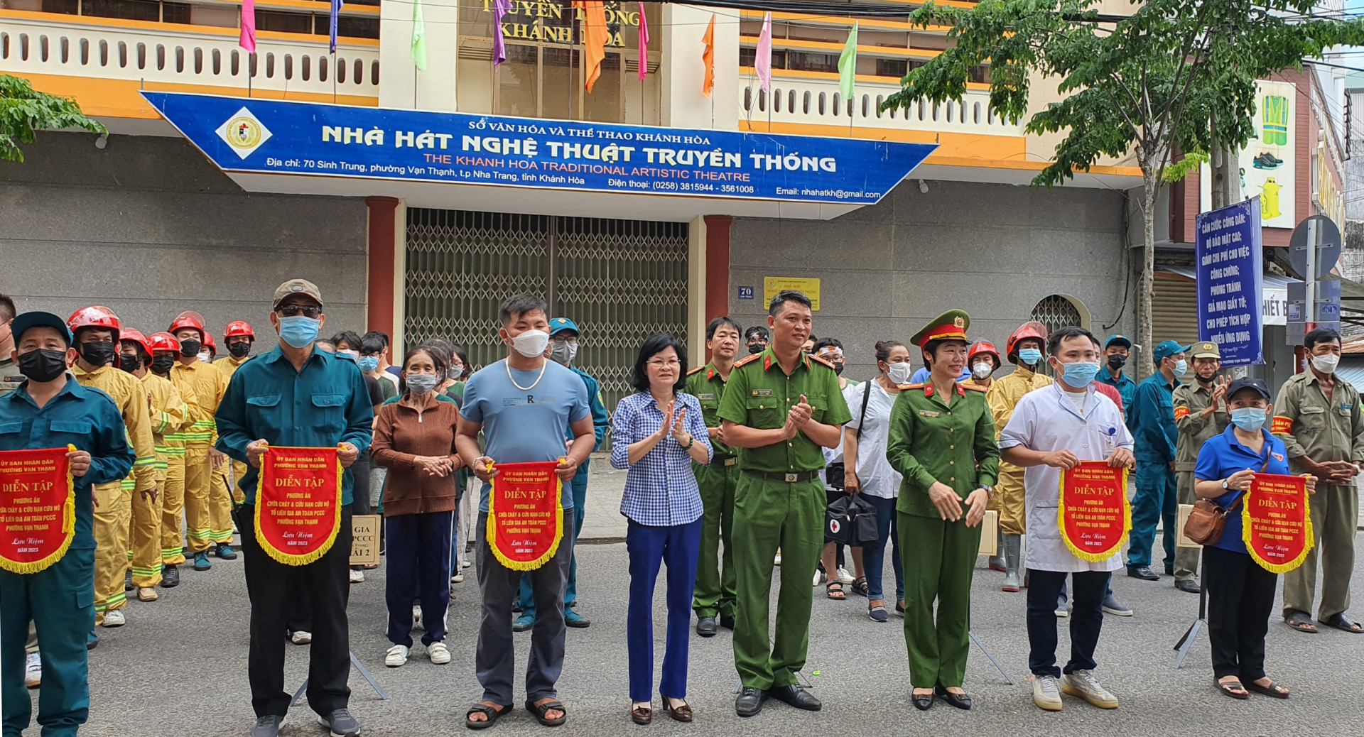 Trao cờ lưu niệm cho các lực lương tham gia diễn tập chữa cháy trong tình huống giả định