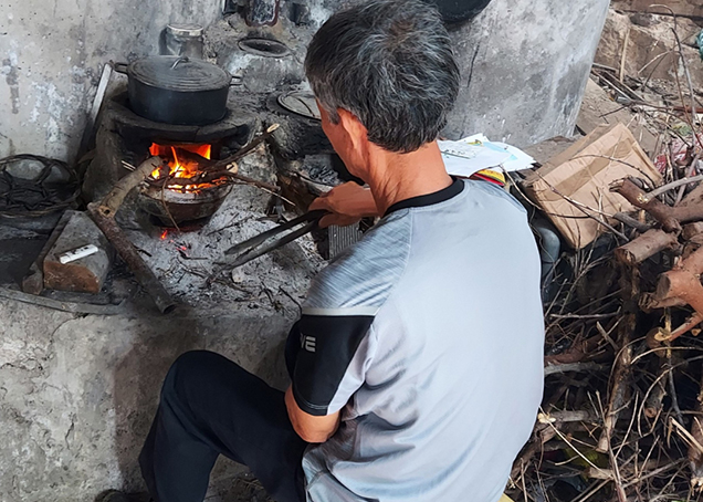 Những bếp lửa bập bùng trong sương sớm