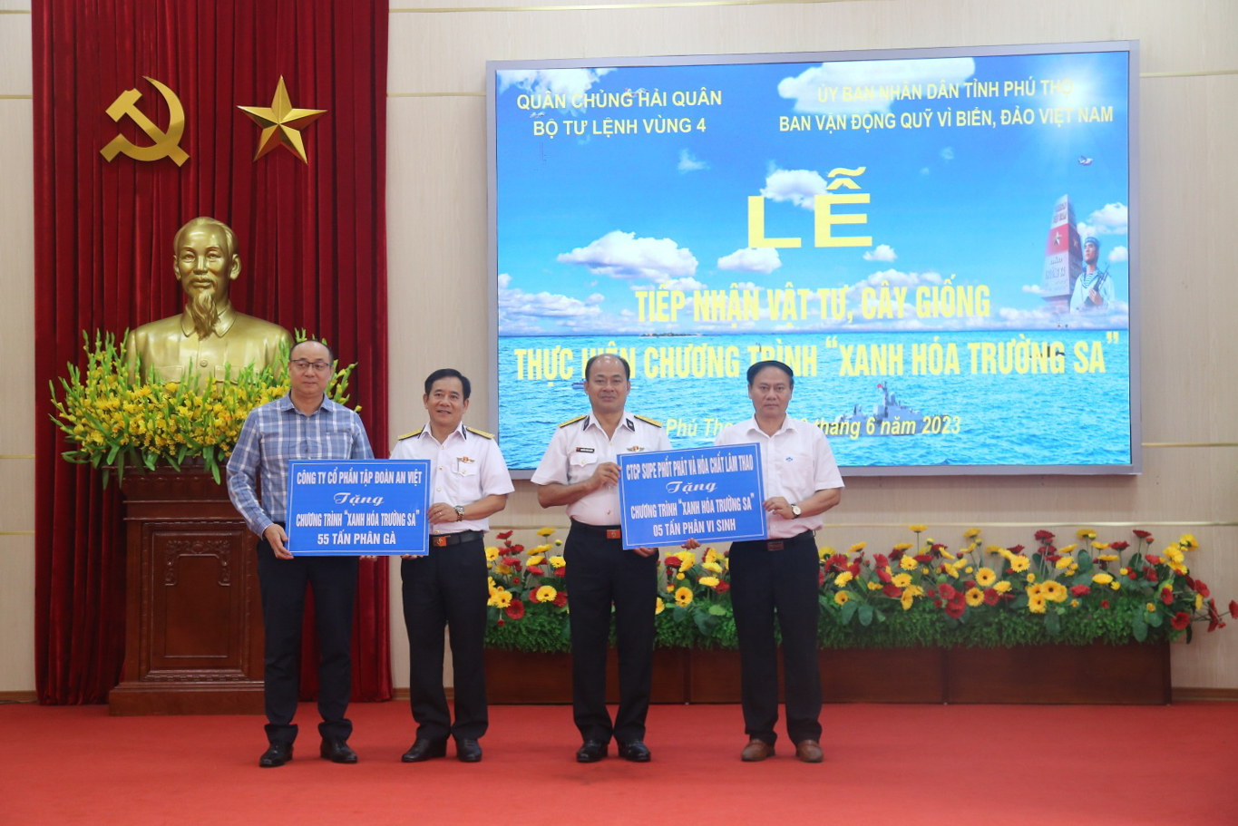 Vùng 4 Hải quân tiếp nhận 20.000 cây xanh do tỉnh Phú Thọ trao tặng