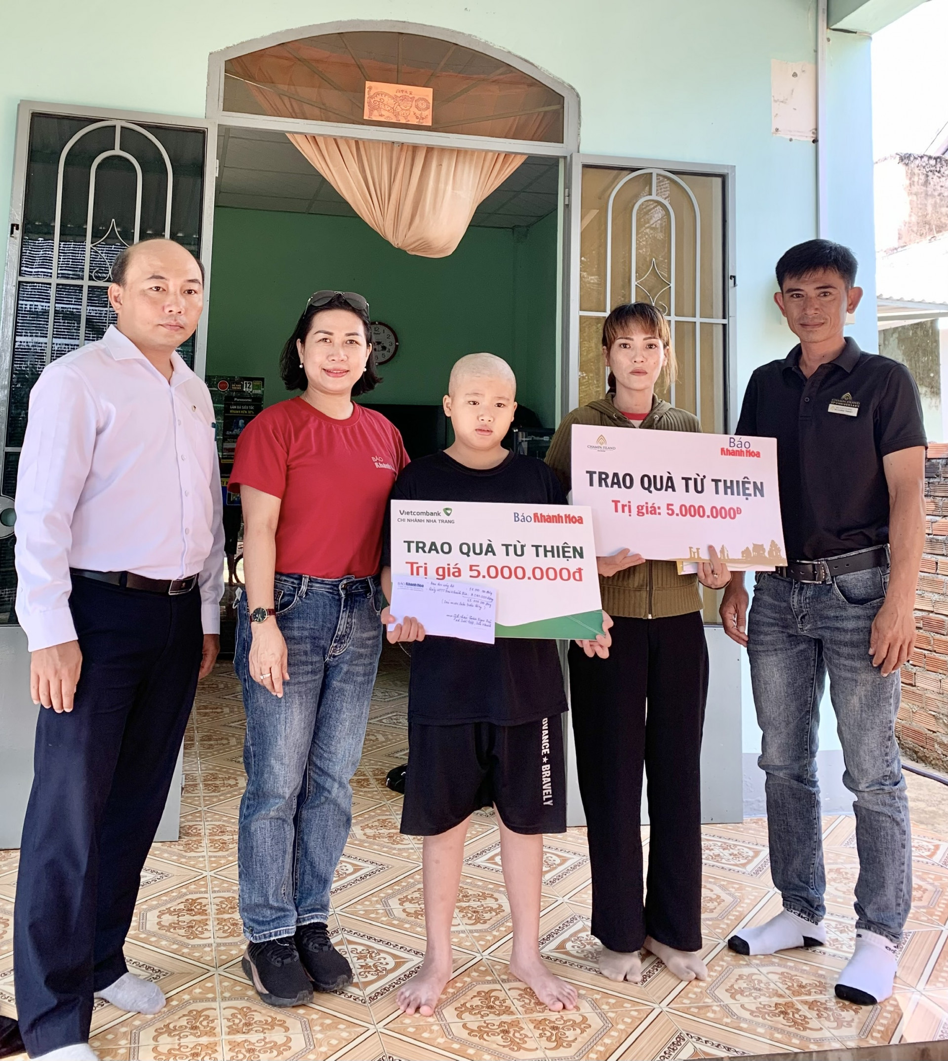 Đại diện các đơn vị trao tiền ủng hộ cho gia đình chị Trần Thị Nở