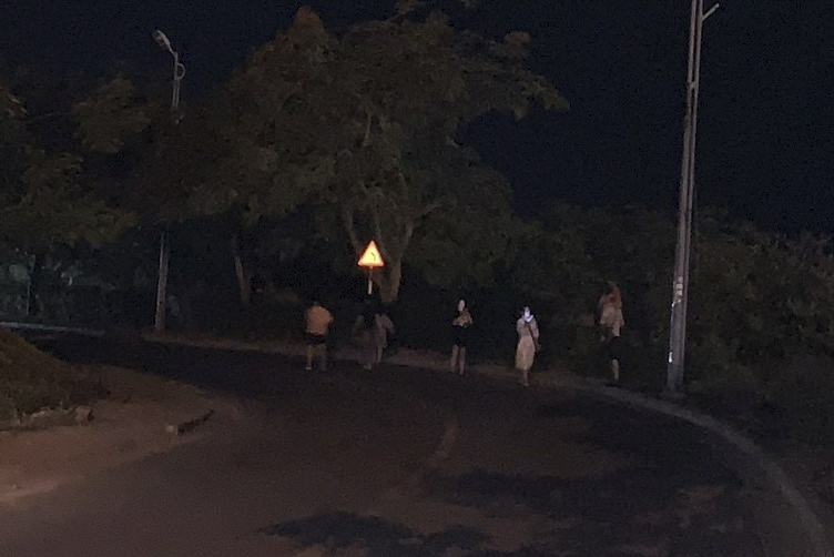 Đề nghị sớm thay những bóng đèn chiếu sáng bị hỏng